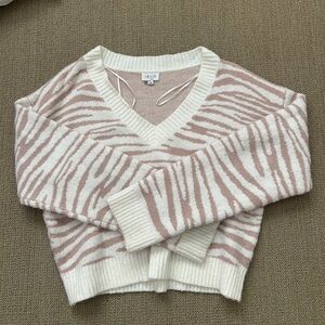 Le lis zebra print sweater size large but fits much smaller!!